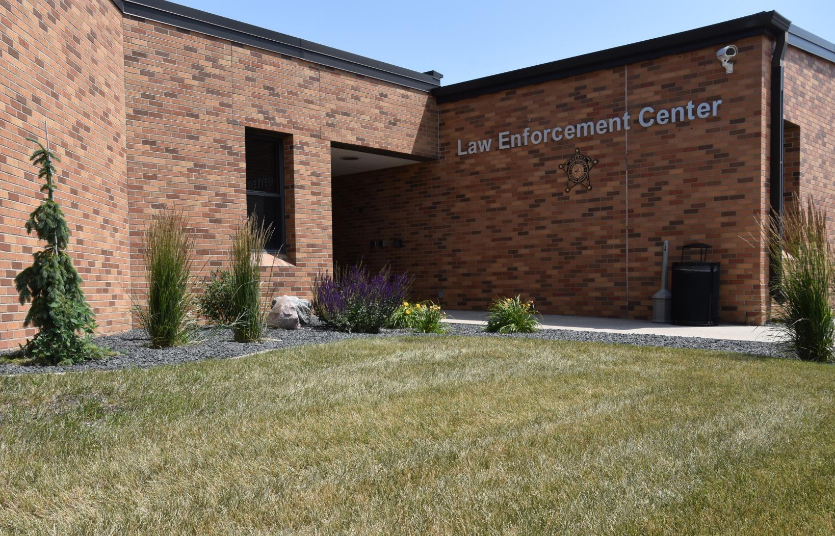 image of the entry way to the Cass County Law Enforcement Center